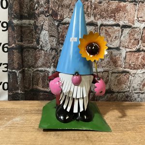 gnome with sunflower